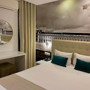 Zimmer mit Kingsize-Bett